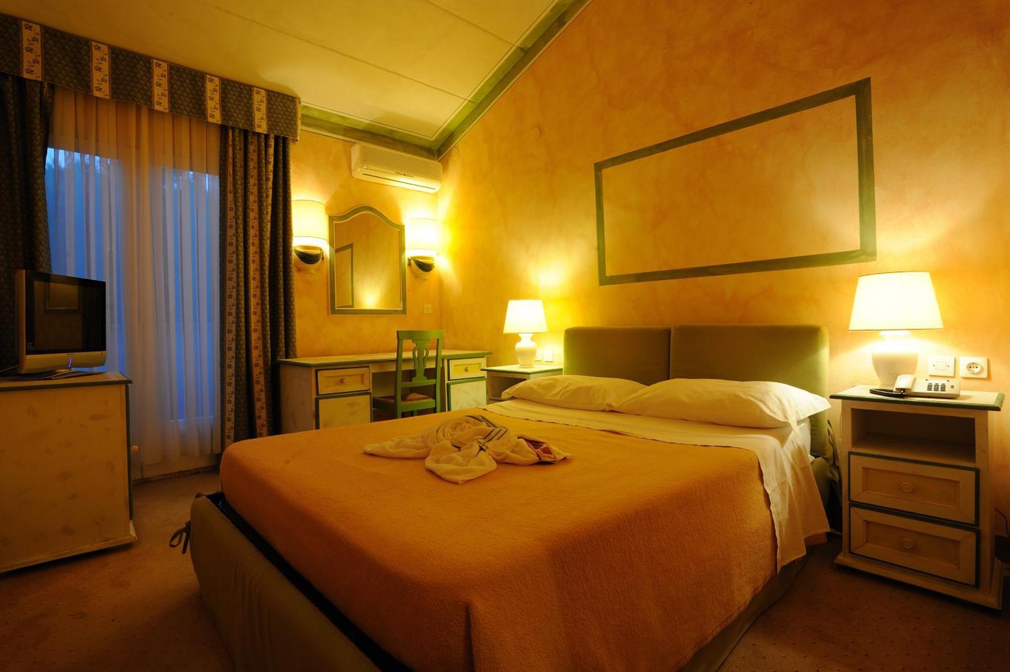 Hotel Solitudo Uble Exterior foto